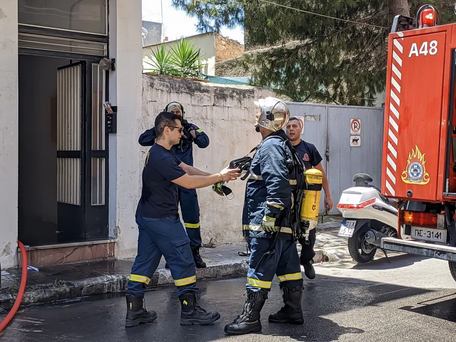 Νέο Ψυχικό: Φωτιά σε διαμέρισμα, χωρίς τις αισθήσεις της ανασύρθηκε μία γυναίκα