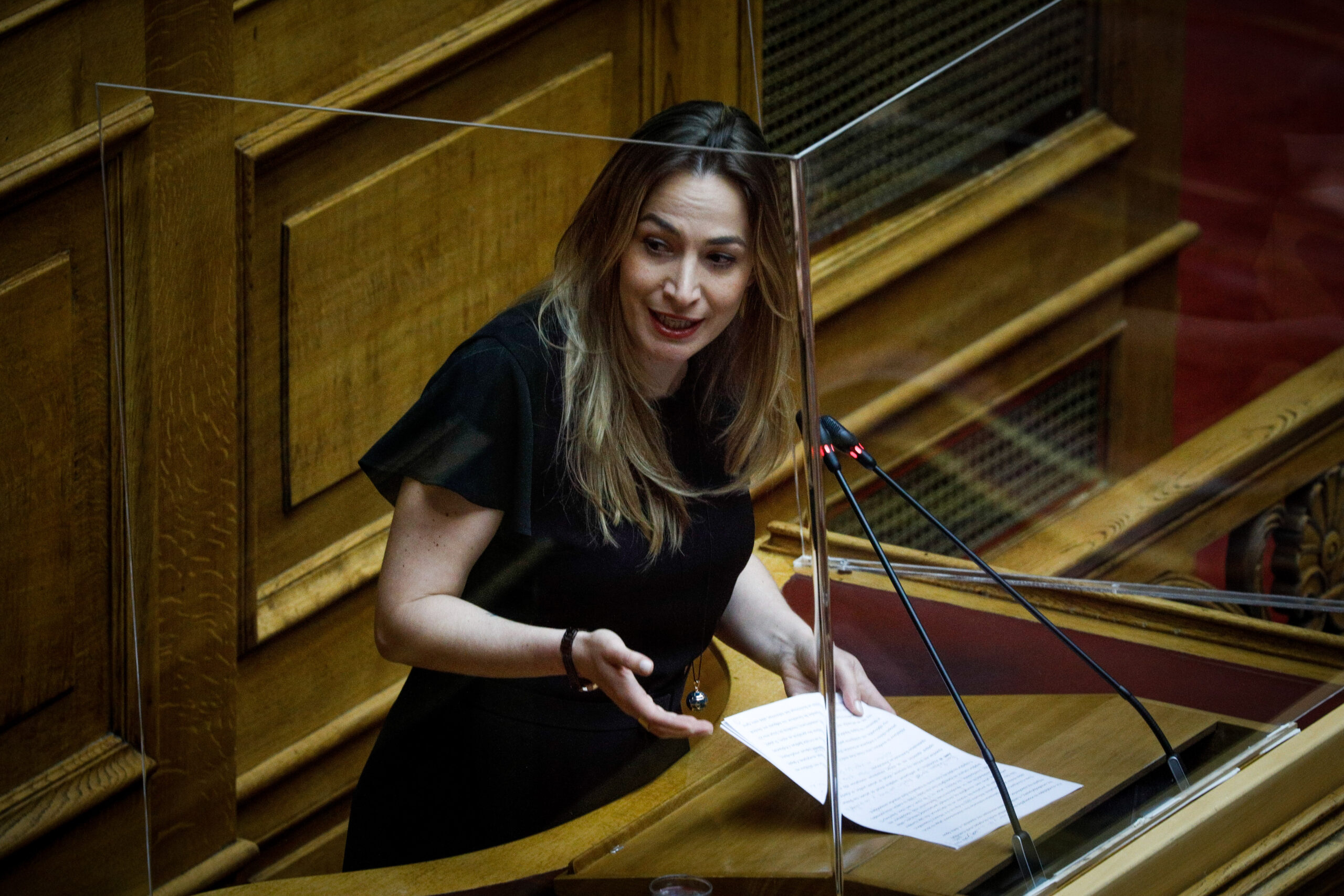 Ε. Αγαθοπούλου στην politic: «Να δοθεί ένα ισχυρό μήνυμα ότι ο ΣΥΡΙΖΑ είναι παρών στις εξελίξεις και θα διεκδικήσει την κυβέρνηση» (vid)