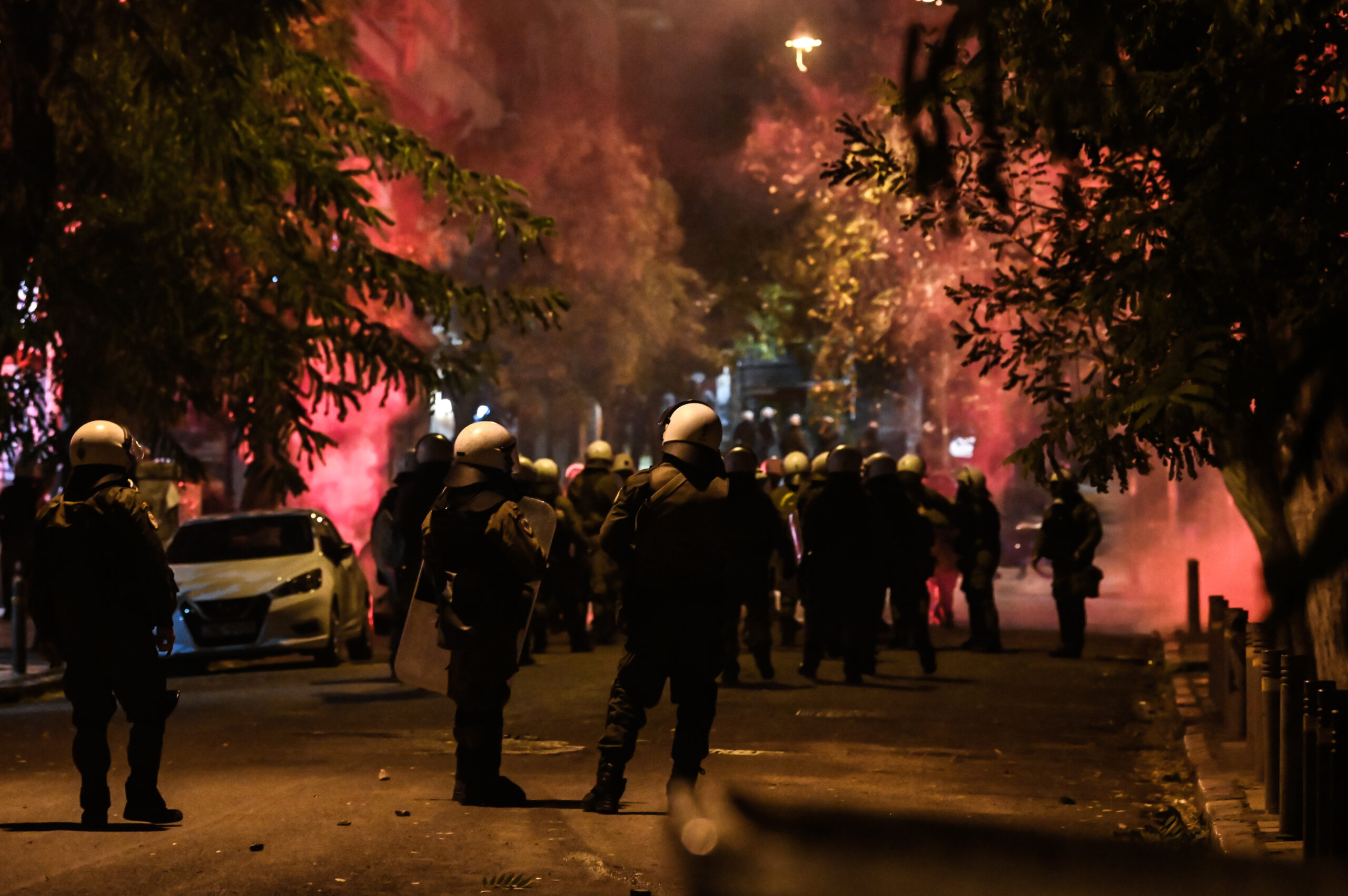 Εξάρχεια: Επίθεση με μολότοφ κατά διμοιρίας των ΜΑΤ – Κάηκαν 3 ΙΧ