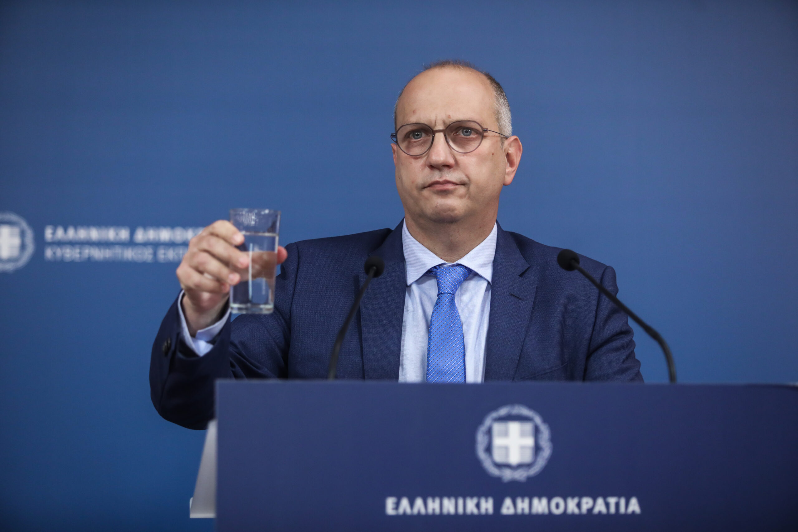 Ο κυβερνητικός εκπρόσωπος ερωτήθηκε για την πρόσληψη της κόρης Μανωλίδου στο Ελληνικό