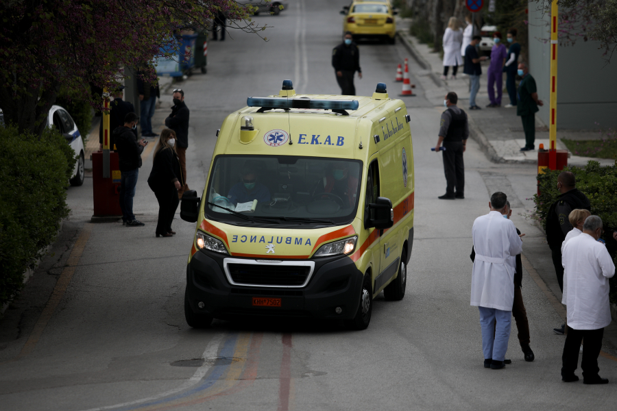 Νέα επίθεση σε διασώστες του ΕΚΑΒ: Γυναίκα έκανε γυαλιά-καρφιά το ασθενοφόρο