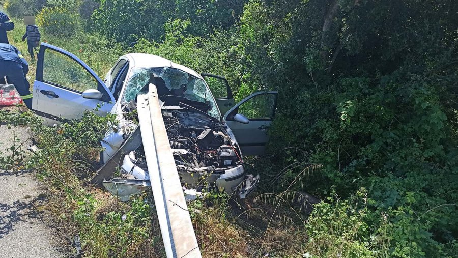 Σοκαριστικό τροχαίο στην Αμφιλοχία: Αυτοκίνητο «καρφώθηκε» στις μπάρες (vid)