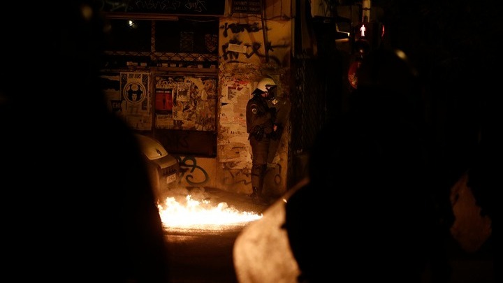 Θεσσαλονίκη: Επεισόδια τα ξημερώματα έξω από το ΑΠΘ – Μολότοφ και δακρυγόνα