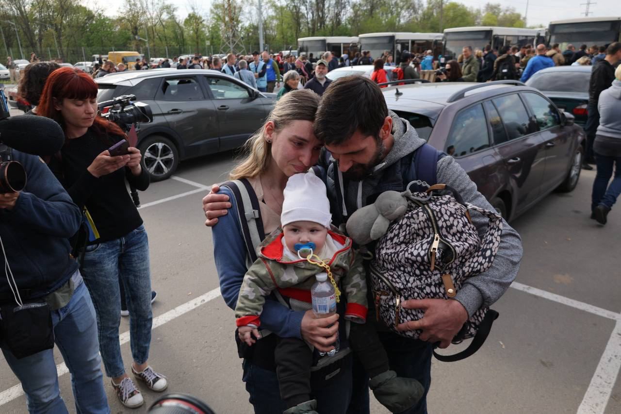 Ουκρανία: Συγκινητικές στιγμές από τους πρώτους αμάχους που γλίτωσαν την φρίκη του Αζοφστάλ