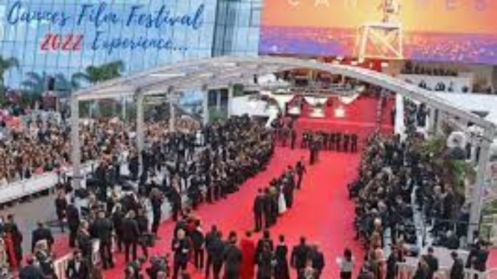 Γαλλία: Ακτιβίστριες ύψωσαν πανό στην Κρουαζέτ με ονόματα δολοφονημένων γυναικών