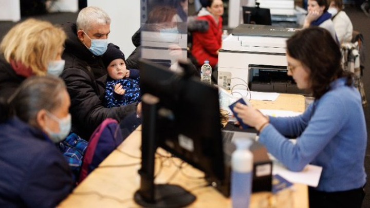 Κομισιόν: Προσφέρει τεχνική εμπειρογνωμοσύνη σε 9 κράτη μέλη για να υποδεχθούν Ουκρανούς