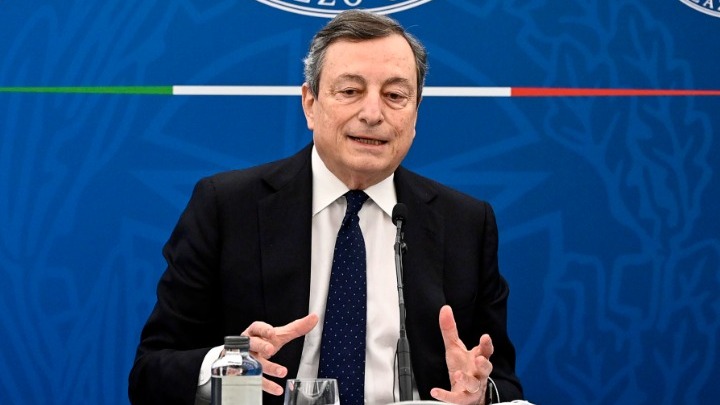 Ντράγκι: «Να καθίσουμε όλοι στο ίδιο τραπέζι, ο Μπάιντεν πρέπει να πάρει τηλέφωνο τον Πούτιν»