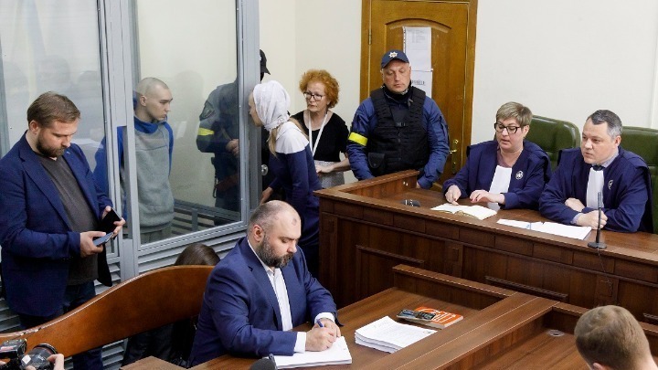 Ουκρανία: Σε πόσα χρόνια φυλάκισης καταδικάστηκαν δύο Ρώσοι στρατιώτες για εγκλήματα πολέμου