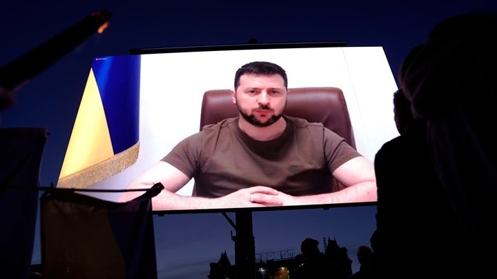 Ζελένσκι: Ζητά από τον Τζόνσον οπλικά συστήματα μεγαλύτερου βεληνεκούς