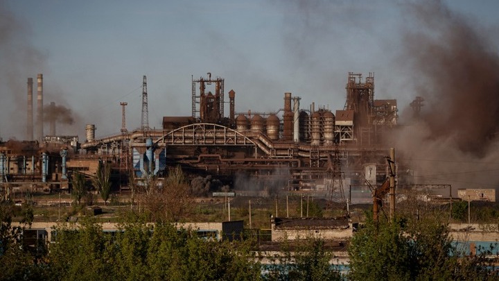 Ουκρανία: Περίπου 260 στρατιωτικοί έφυγαν από τη χαλυβουργία Αζοφστάλ – Εκρήξεις στη Λβιβ