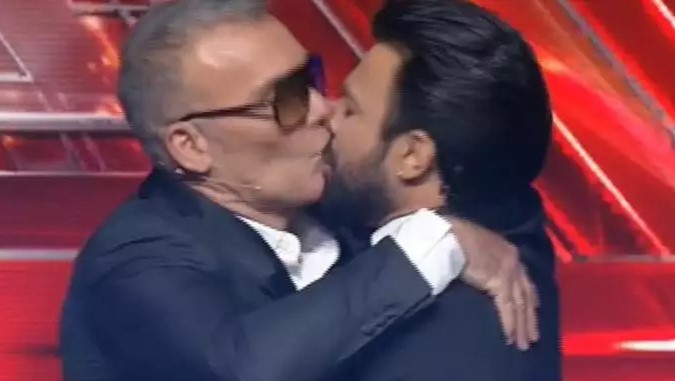 X Factor: Το φιλί στο στόμα του Στέλιου Ρόκκου στον Ανδρέα Γεωργίου