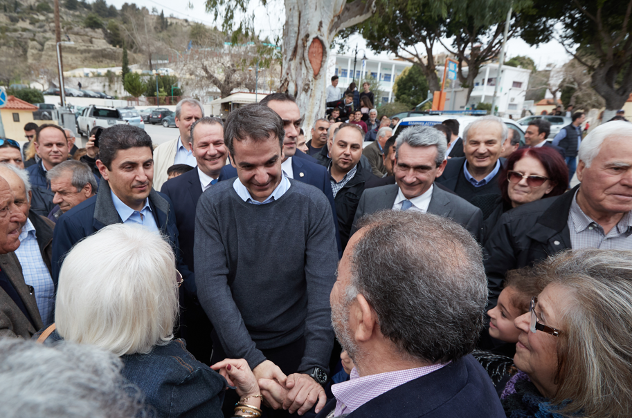 Ο Μητσοτάκης σε προεκλογική διάθεση και οι βουλευτές «τρέχουν»