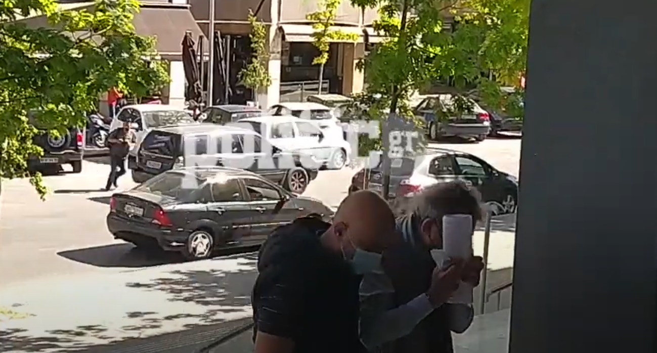 Θεσσαλονίκη: Κατέφτασε στα δικαστήρια για την απολογία του ο πρώην αντιδήμαρχος Γ. Αβαρλής (vid)