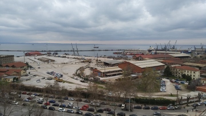 Θεσσαλονίκη: Συνεχίζονται οι εργασίες αντιρρύπανσης στο λιμάνι