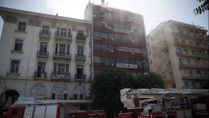 Θεσσαλονίκη: Δύο διασωληνωμένοι από τη φωτιά σε κτήριο στην Αριστοτέλους