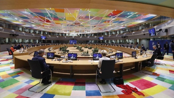 Το ΕΣ καλεί τη Ρωσία να τερματίσει τις επιθέσεις στις μεταφορές στην Ουκρανία, να άρει τον αποκλεισμό των λιμανιών στην Μαύρη Θάλασσα και να επιτρέψει τις εξαγωγές τροφίμων