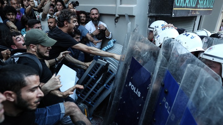 Τουρκία: Συγκρούσεις διαδηλωτών με την αστυνομία στην επέτειο των διαδηλώσεων του “Γκεζί” κατά του Ερντογάν