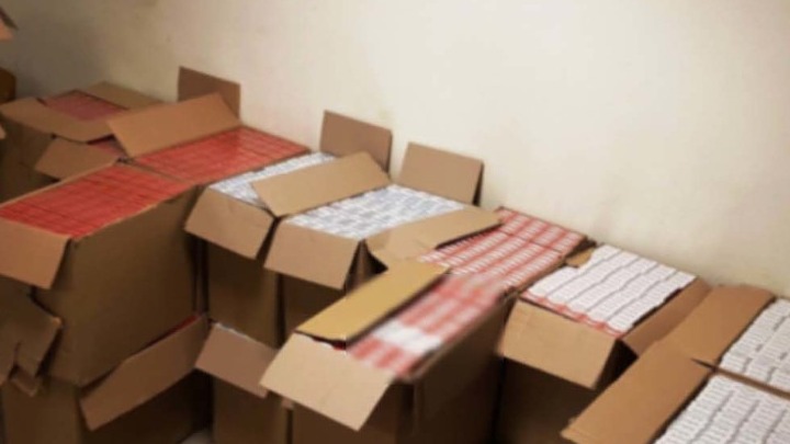 Θεσσαλονίκη: Ζευγάρι είχε λαθραία τσιγάρα στο ΙΧ και στην οικία του
