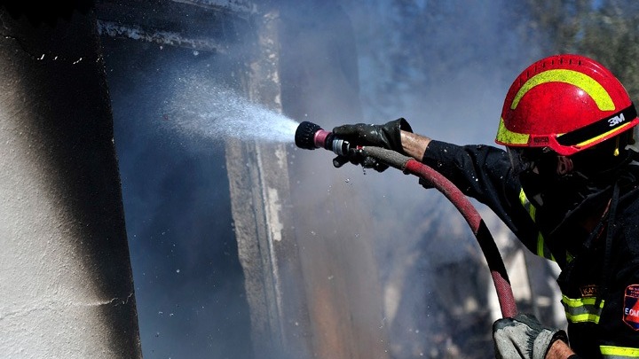 Πειραιάς: Υπό έλεγχο τέθηκε φωτιά στο Στάδιο Ειρήνης και Φιλίας