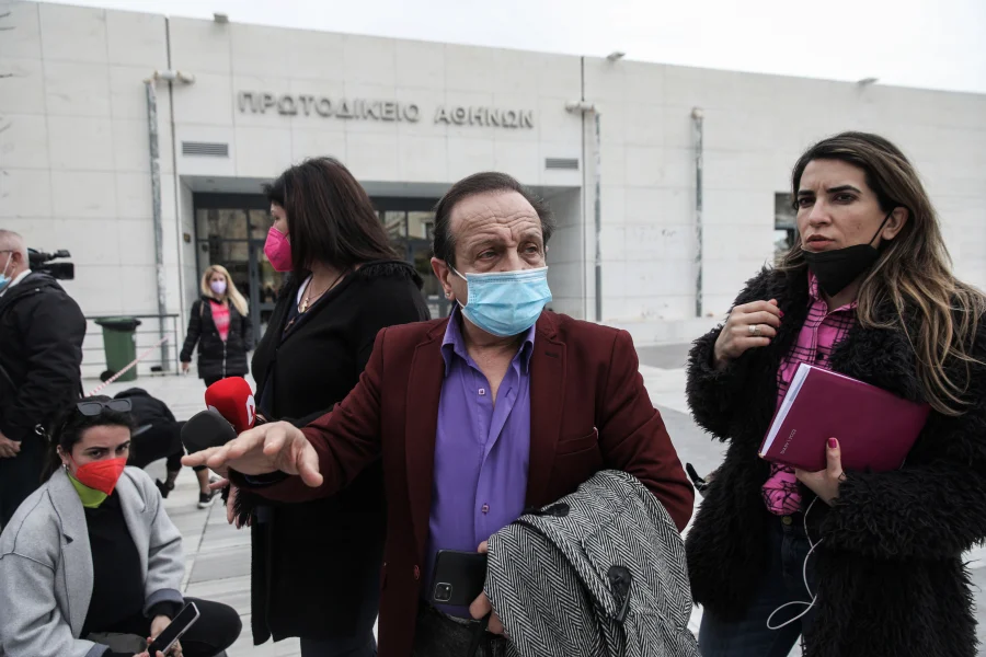 Κούγιας κατά Μπιμπίλα έξω από το δικαστήριο: «Είσαι αμόρφωτος καραγκιόζης» 