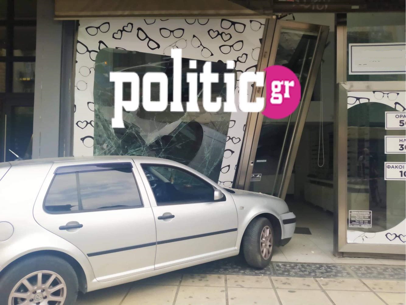 Σοκαριστικό τροχαίο στη Θεσσαλονίκη: Αυτοκίνητο καρφώθηκε πάνω σε τζαμαρία (pics & vids)