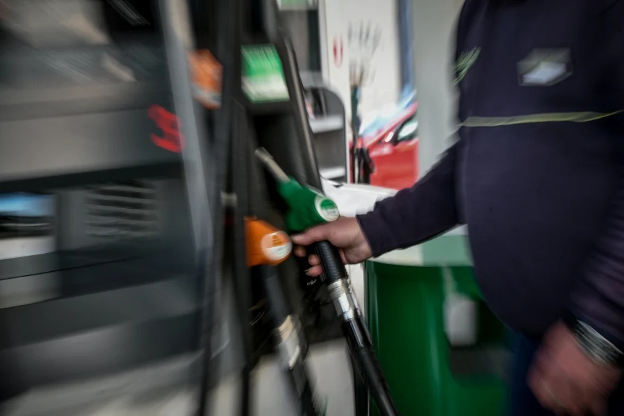 Ανεξέλεγκτο ράλι η τιμή των καυσίμων: Φόβοι για 3 ευρώ το λίτρο