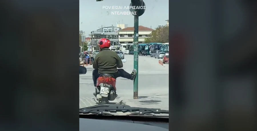 Tik Tok: Viral ο «χαλαρός» στο φανάρι Λαρισαίος ντελιβεράς (vid)