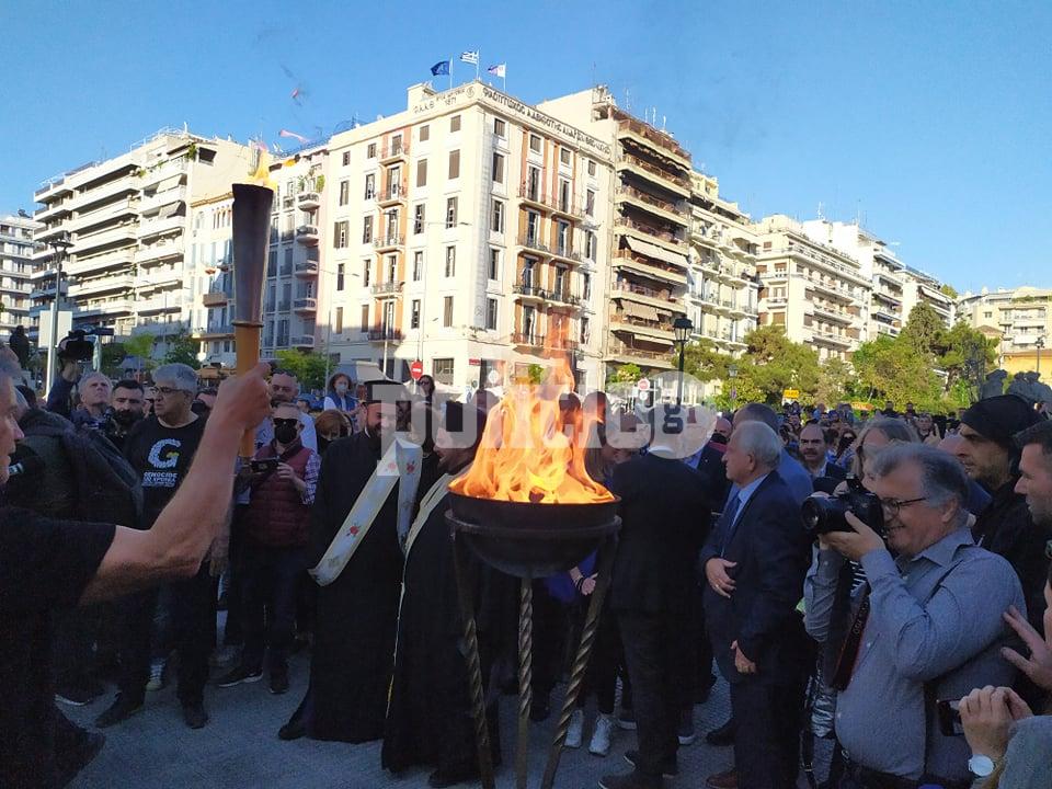 Θεσσαλονίκη: Η “φλόγα της μνήμης” στην πλ. Αγίας Σοφίας για τη Γενοκτονία των Ποντίων (pics & vids)