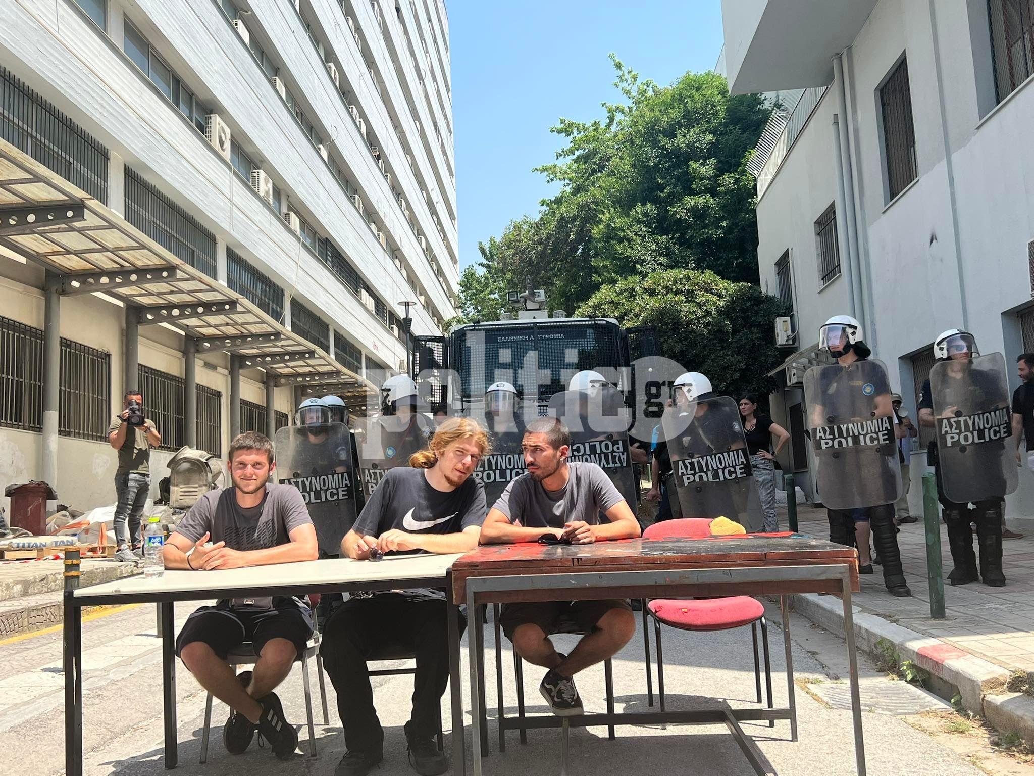 ΑΠΘ: Φοιτητές δίνουν… συνέντευξη Τύπου μπροστά από τα ΜΑΤ (pics & vid)