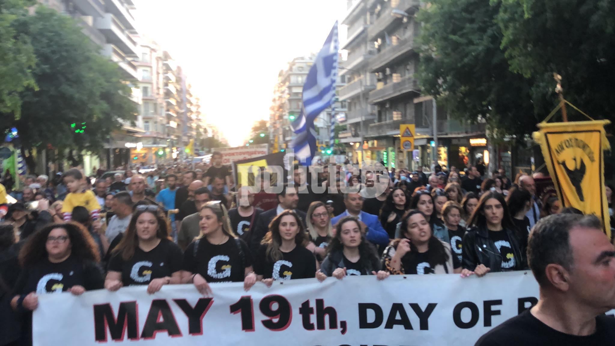 Θεσσαλονίκη-Γενοκτονία Ποντίων: Ανθρώπινο “ποτάμι” μνήμης στους δρόμους της πόλης (pics & vids)