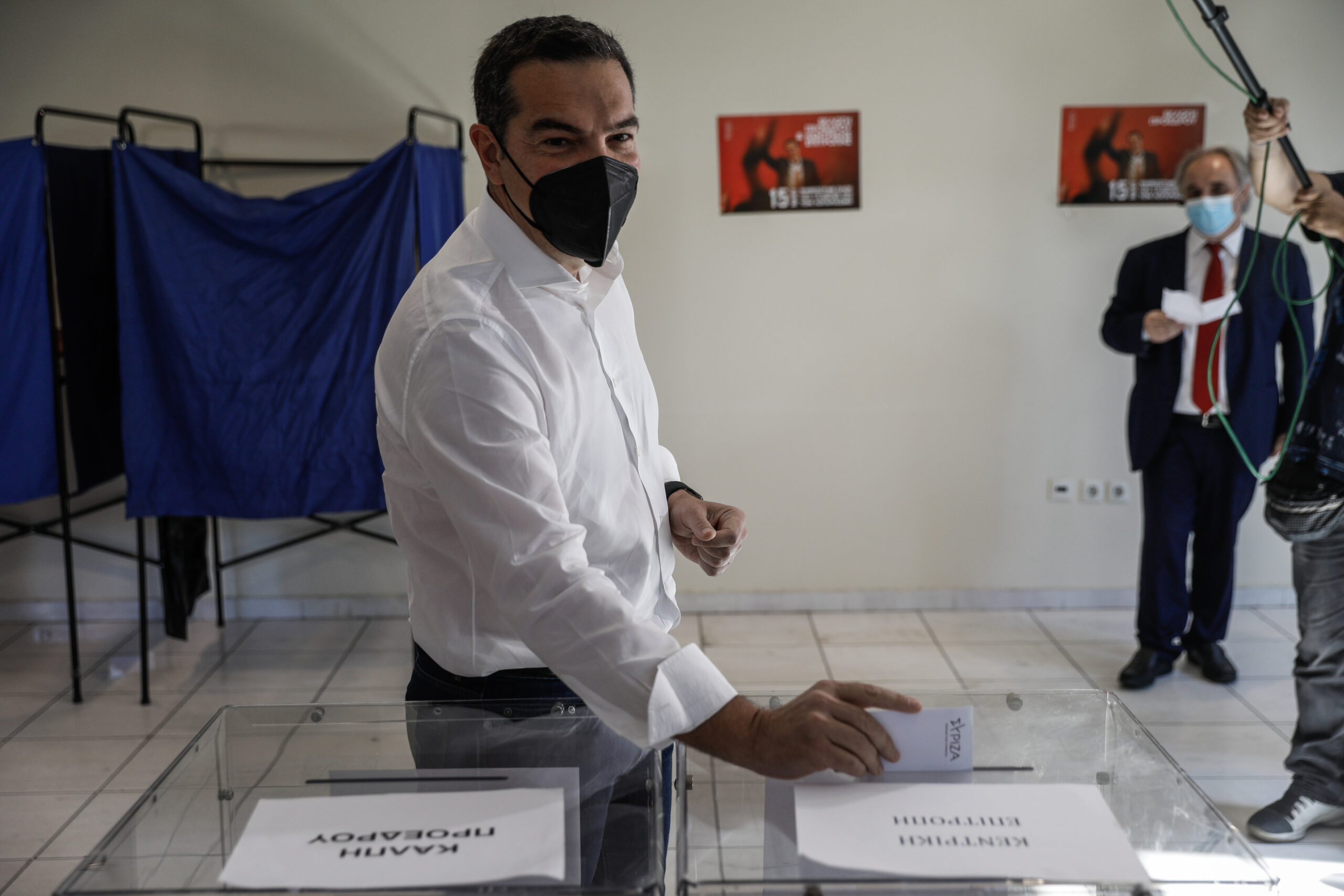 Εκλογές ΣΥΡΙΖΑ – Στο Περιστέρι ψήφισε ο Τσίπρας: «Καλούμε κάθε Έλληνα να πάρει το κόμμα στα χέρια του» (pics)