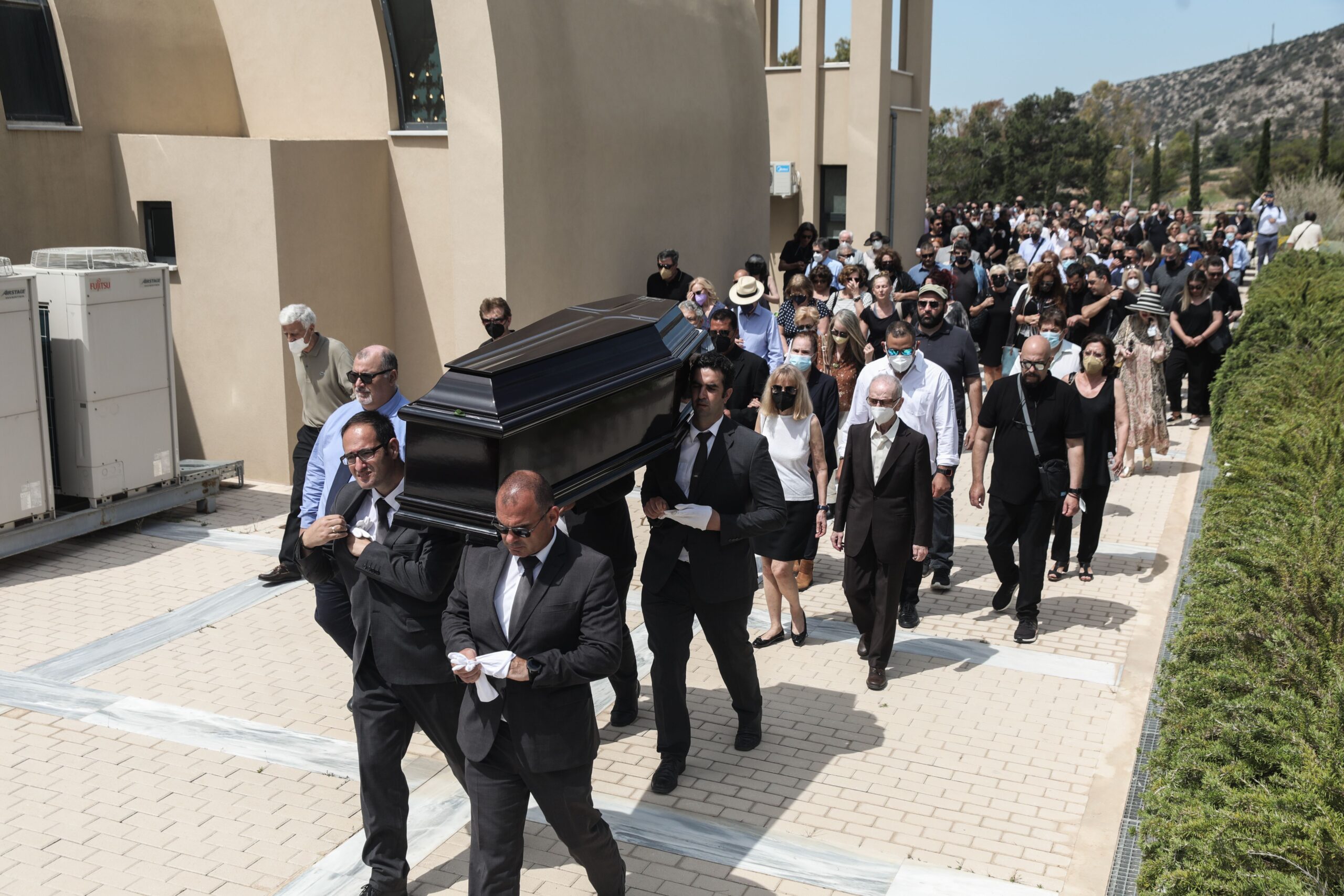 Κηδεία Δάκη: Σε κλίμα βαθιάς συγκίνησης το ύστατο «αντίο» στον αγαπημένο τραγουδιστή – Δείτε φωτογραφίες