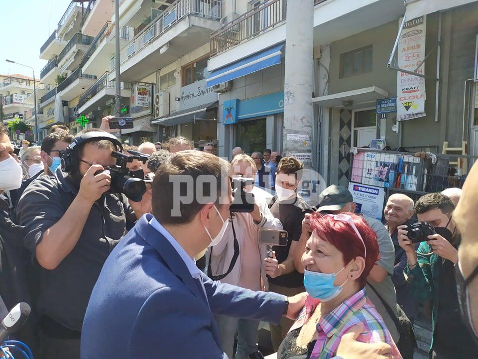 Θεσσαλονίκη: Με θερμούς εναγκαλισμούς έγινε δεκτός ο Τσίπρας στην Πολίχνη (vid & pics)