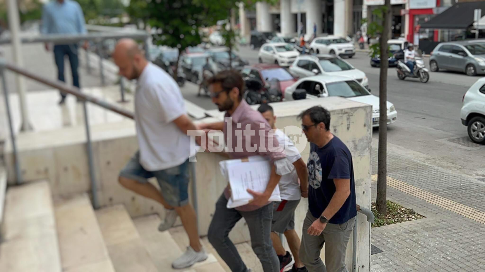 Ενώπιον του εισαγγελέα ο πιστολέρο του Φοίνικα (pics & vid)