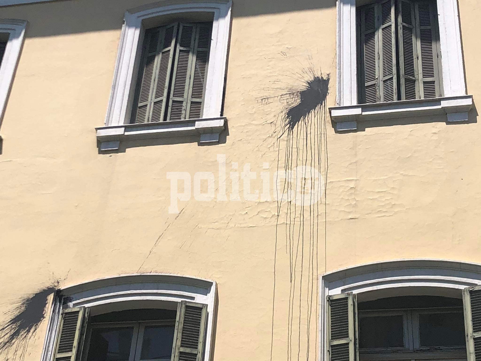 Θεσσαλονίκη: Επίθεση με μπογιές στο ΥΜΑΘ – Τουλάχιστον τρεις προσαγωγές (pics & vid)