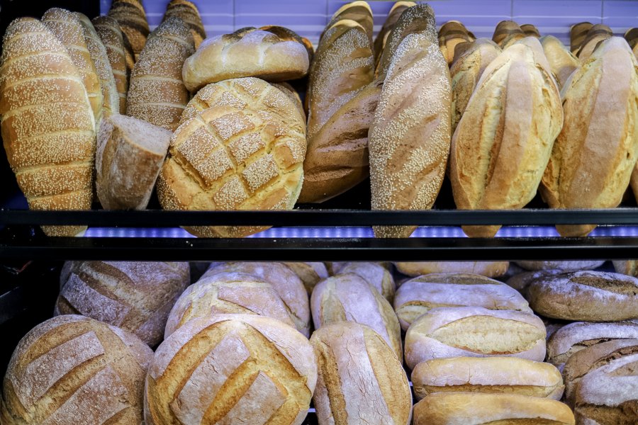 Μέχρι και 3,20 ευρώ για ένα κιλό ψωμί: Στο τραπέζι η μείωση ΦΠΑ σε άρτο και τρόφιμα