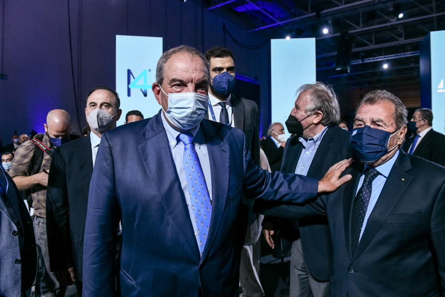 Επανεμφάνιση και ομιλία Καραμανλή σε εκδήλωση οργάνωσης γυναικών
