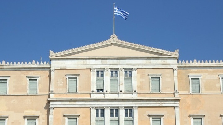 Bουλή: Στην Ολομέλεια συζητείται το ν/σ του Υπουργείου Εσωτερικών για τη Δημόσια Διοίκηση