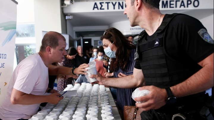Θεσσαλονίκη: Χιλιάδες ανακυκλώσιμα ποτήρια μοιράστηκαν σε αστυνομικούς