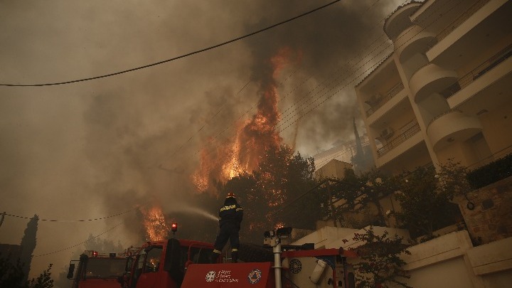 Από τον υποσταθμό επί της οδού Μετσόβου ξεκίνησε η φωτιά στη Γλυφάδα