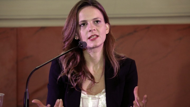 Αχτσιόγλου: Το υπ. Οικονομικών ανοίγει τον δρόμο για χρυσά μπόνους στα στελέχη των τραπεζών