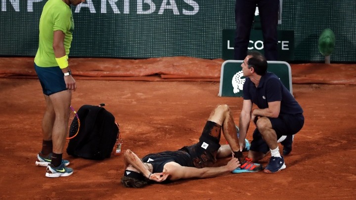 Roland Garros: Εγκατέλειψε ο Ζβέρεφ, λόγω σοβαρό τραυματισμού στον αστράγαλο