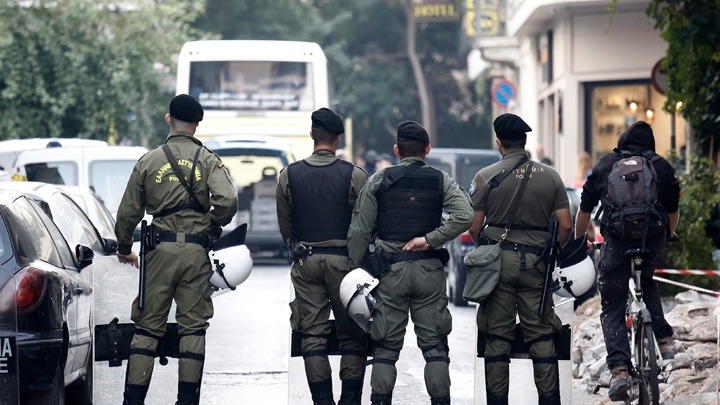 Εξάρχεια: Επιθέσεις με μολότοφ κατά αστυνομικών – Ένας τραυματίας, δύο προσαγωγές