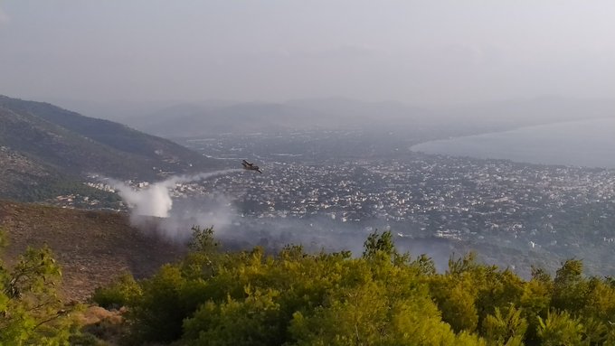 Παλλήνη: Υπό έλεγχο η φωτιά – Διακόπηκε η κυκλοφορία των οχημάτων