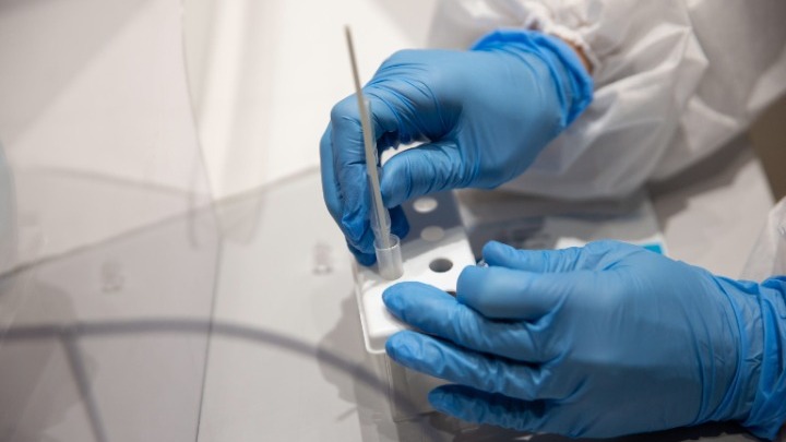 ΗΠΑ: Τέλος τα αρνητικά covid test για τους ταξιδιώτες που φτάνουν στη χώρα αεροπορικώς