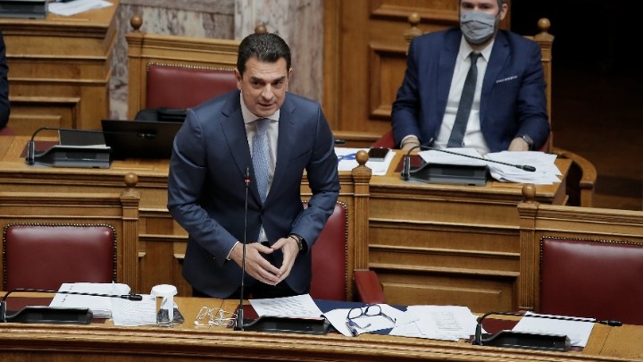 Κ. Σκρέκας: Έργο του ΣΥΡΙΖΑ η ρήτρα αναπροσαρμογής και ο μαθηματικός τύπος- “Πυρά” από Π. Σκουρλέτη και Σ. Φάμελλο