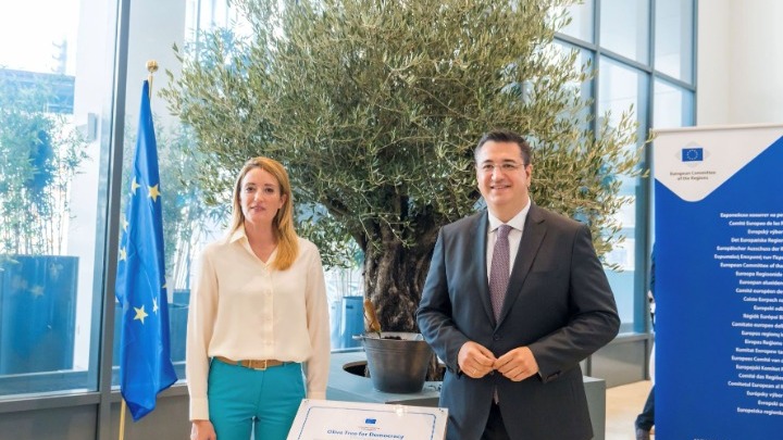 Τζιτζικώστας: Φύτεψε μια ελιά μαζί με την Μετσόλα ως σύμβολο Ειρήνης