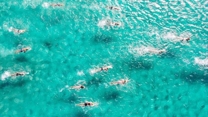 Σητεία: Τρεις κολυμβητές εγκλωβίστηκαν σε βραχονησίδα εξαιτίας των κυμάτων