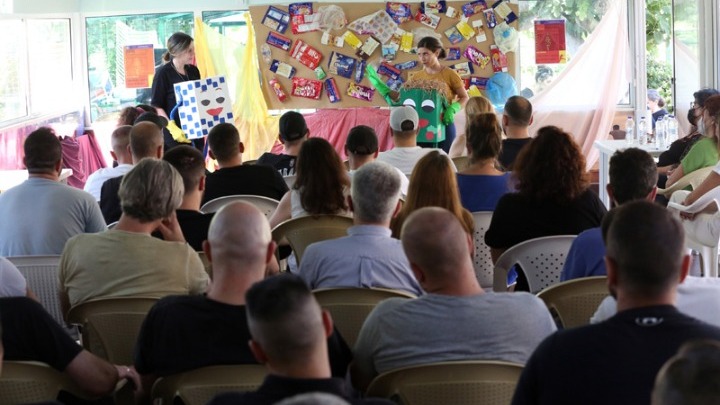 Παιδικές φωνές και κουκλοθέατρο στους έγκλειστους των φυλακών Κορυδαλλού