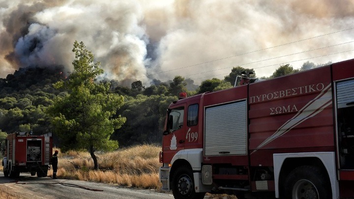 Ασπρόπυργος: Φωτιά τώρα σε δασική έκταση